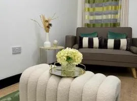 Diamond 3 Bedroom Apartment-Free Parking-Walk to Station-WA1