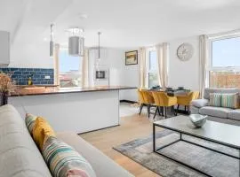 Emerald 3 Bedroom Apartment-Free Parking-Walk to Station-WA1