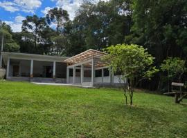 Chacara com Piscina coberta em Mandirituba PR, מלון בMandirituba