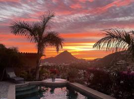 Casa Flamingo Cabo Luxurious Home, Spacious Rooms in El Pedregal Gated Community, casa de campo em Cabo San Lucas