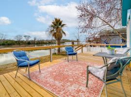 Lake Conroe Bliss Waterfront Home with Boat Ramp, Hotel in Willis