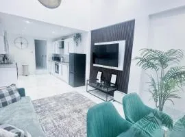 Modern Luxury 2 Bed and Private Studio Room with Parking
