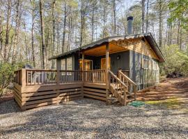 5 Mi to Helen: Woodsy Oasis w/ Hot Tub & Fire Pit!, hotel en Sautee Nacoochee