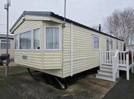 JY Holiday Caravans Wales, Oakfields Towyn Coastal Caravan Sleeps 6, hotel din Kinmel Bay