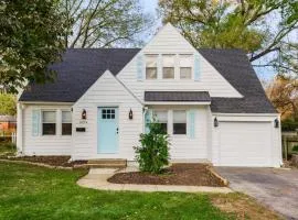 Charming Cape Cod w fenced yard dog-friendly