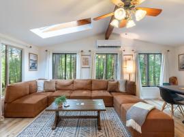 Lakeshore Oasis by AvantStay Private Beach Views Hot Tub Volleyball, hotel u gradu Blakeslee