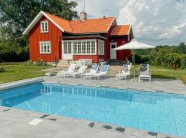 Countryside Farm With Pool In Västergötland, Hotel in Ljung