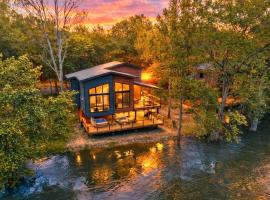 Serenity Shores Modern Cabin on a River Broken Bow, Hotel in Broken Bow