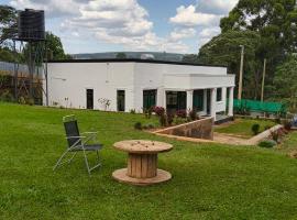The Beleza Suites, hotel con estacionamiento en Kericho