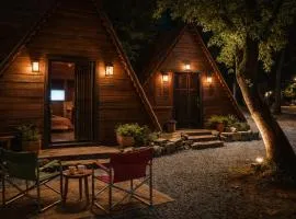 Cabañas alpinas europeas en el único bosque de robles de Piriápolis