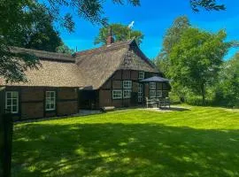 1870 Thatched Cottage With Sauna At Jade Bay