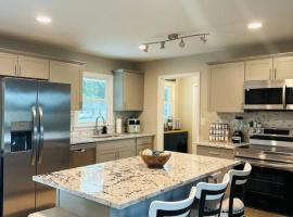 One Love Retreat Fenced Yard I-95 Outlets & Walk to Waffle House Near Hospital, viešbutis mieste Smitfildas