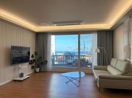 대진100 Stay A 묵호 오션뷰 프라이빗 힐링스테이 바다 도보 3분, hotell i Taejin