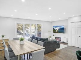 Luxury Estate Renovated with 5 BD and 65 inch TV, hotel en Kitchener