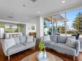 Stylish 2-Bed with Terrace 3-min Walk to Beach