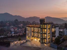 Perfectstayz Premium Kapilaz with Rooftop Pool & Cafe, Bhimtal, Hotel in Bhīm Tāl