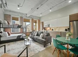 Stylish Downtown Stay | Pool, Gym, Valet Parking