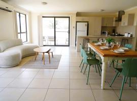 Sizable 4BDR Modern Home Denman, hotel v destinaci Denman