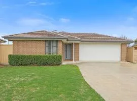 Sizable 4BDR Modern Home Denman