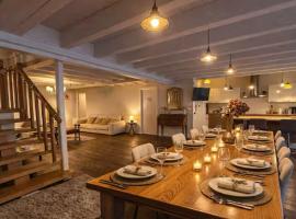 Maison bonheur -Parking- piscine -espace de jeux- avec 6 suites avec SDB, Hotel in Bourg-en-Bresse