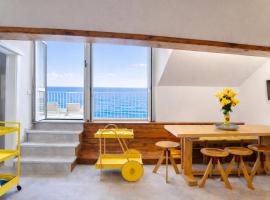 Alassio Lemon & Salt Seafront Apartment with Amazing Terrace - Prime Central Beach Location, hotel di Alassio