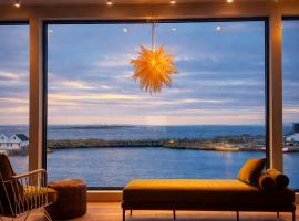 Top-Floor Flat By The Harbour In Åkrehamn، فندق في Åkrehamn