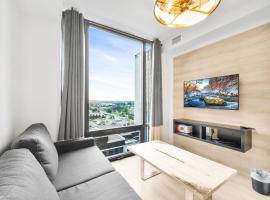 Luxury New Condo with 2BD, 2TV and Laundry, hotel em Waterloo