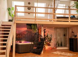 Wellness Suite mit Whirlpool und Sauna, отель в городе Ален