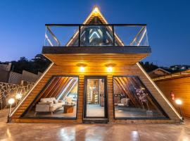 Wood & Soul - שתי בקתות משולשות מיוחדות עם בריכה פרטית, hotel a ‘Isfiyā