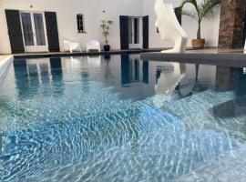 Le Patio Bleu, hotel v destinaci La Crau