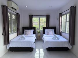 Baan Chom Khao Mountain View Rooftop Homestay in Central Phangnga, хотел 
