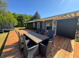 Renoveret sommerhus nær fjord - Stor terrasse, have & plads til 7 gæster, hotel v destinaci Kyndeløse