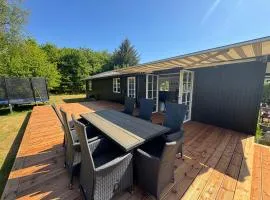 Renoveret sommerhus nær fjord - Stor terrasse, have & plads til 7 gæster