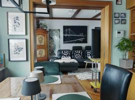 Ferienhaus VILLA ZAUBERBLICK am Rennsteig Frankenwald FREISTEHEND naturnah HUNDEFREUNDLICH eingezäunt, Hotel in Ludwigsstadt