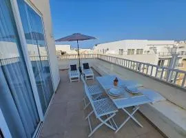 Cosy 1 Bedroom Penthouse with Large Corner Terrace & Outside Furniture - Open City View