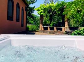 Panoramic Villa with Jacuzzi - Relaxing Oasis on Etna、Fleriのホテル