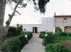 GuestHost - Villa Isidoro Pizzolungo Vibes، فندق في بيزولونغو