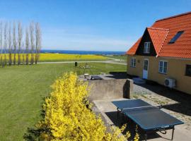 Exclusive Sea View Villa - Spacious Garden and Top Rated Stay, hotel ieftin din Gudhjem