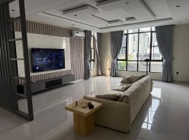 4 luxury bedrooms and 2 living areas, Hotel in Lekki