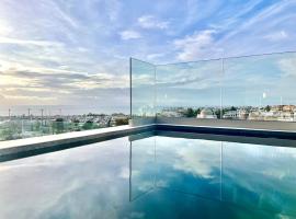 글리파다에 위치한 호텔 Penthouse with private pool and unlimited Sea View