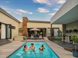 Luxury Villa Rainbow, Eden Rock Estate, Pennington, hotel a Pennington