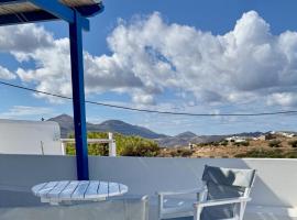 Peaceful Cycladic Studio with Large Terrace & View, hôtel à Trypiti