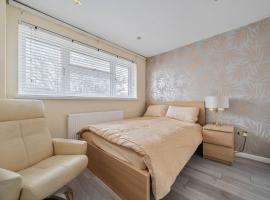 Five-Bedroom Home near Windsor and LEGOLAND, Free Parking, hotel i Dorney
