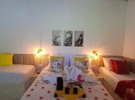 Bangalo com Decoração Varanda Cozinha Churrasqueira Perto da Piscina - Pousada Sitio Pauletto