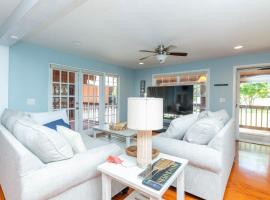 Waterfront 3BR Villa w Gym, Pool & Dock Access, hotel v destinaci Riverview