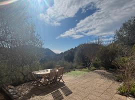 Charming apartment with stunning mountain views, hôtel à Levens