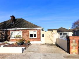 Cosy & Peaceful Naas Cottage, Hotel in Naas