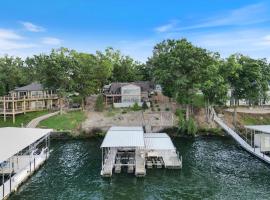Lakefront Home Private Dock with Main Channel View, hotel v destinácii Osage Beach
