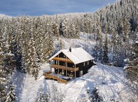 Holiday Cabin with Hot Tub and Billiard Table, hotel di Tyndrom