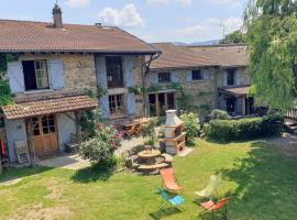 Gîte de groupe Charrette Fleurie pour 15 personnes avec salle d'activité, hotel a Lamastre